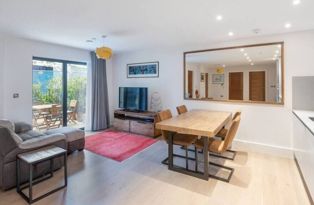 Stylish 2 Bed 2 Bath In Highgate & Free Parking