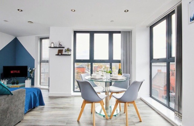 Stylish 2 Bed Apartment with parking, close to CC
