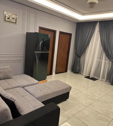 Stylish 2 Bed Apartment with Balcony kitchen