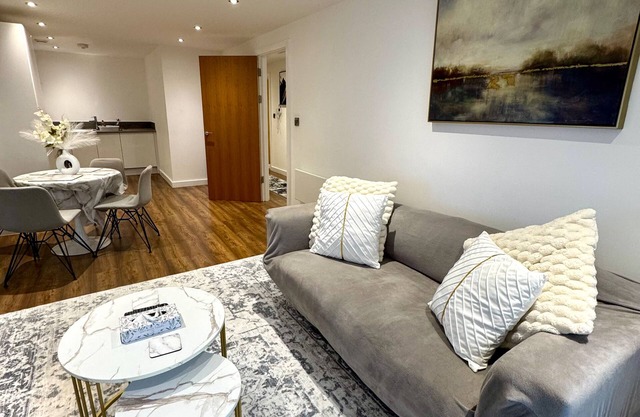 Stylish 2-Bed Apt Private Parking 10mins to Centre