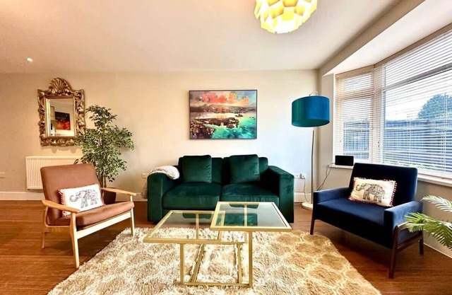 Stylish 2 Bed Garden Apartment, sleeps 4