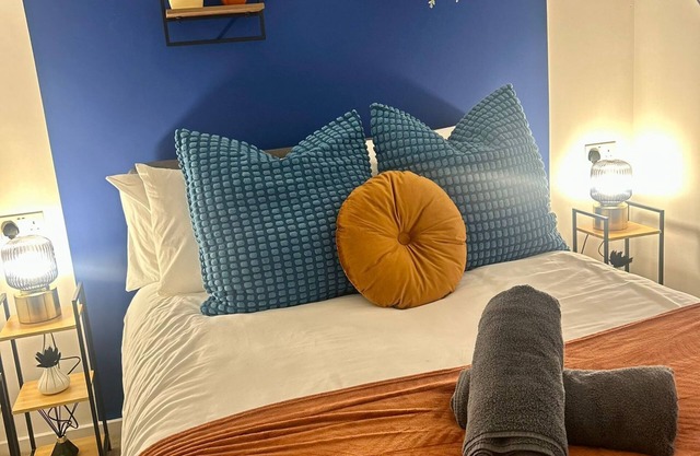Stylish 2-Bed Home Near City Centre + Parking