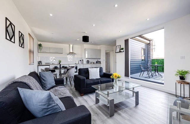 Stylish 2 Bed in Stockport Centre - Balcony Access