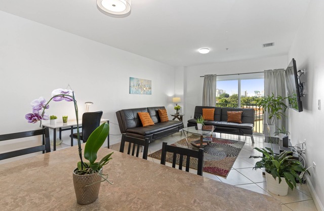 Stylish 2-Bedroom Apt, Free Parking, Walkable