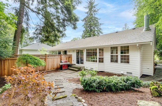 Stylish 2 Bedroom Home Close to DT Kirkland & Redmond!