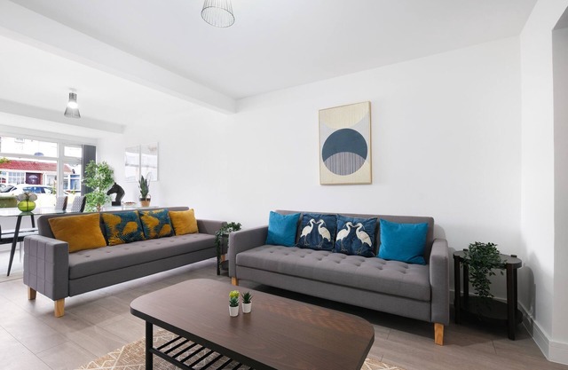 Stylish 2 Bedroom Serviced House in Slough