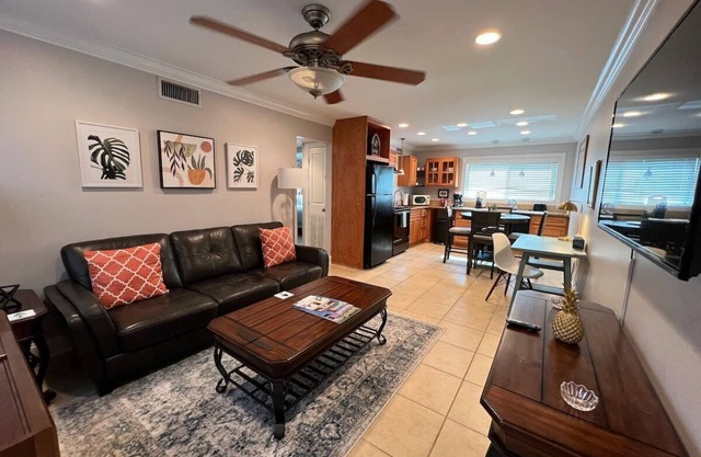 2 br monthly discount near LSU and pool laundry
