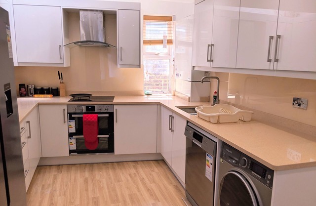 Stylish 2-Bed Apartment Near Richmond Park