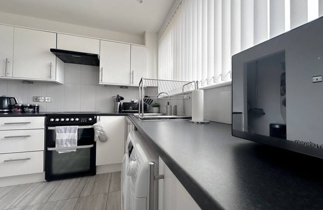 Stylish 2BD Apartment w/ Free parking & Wifi- Near M6 & Family friendly park