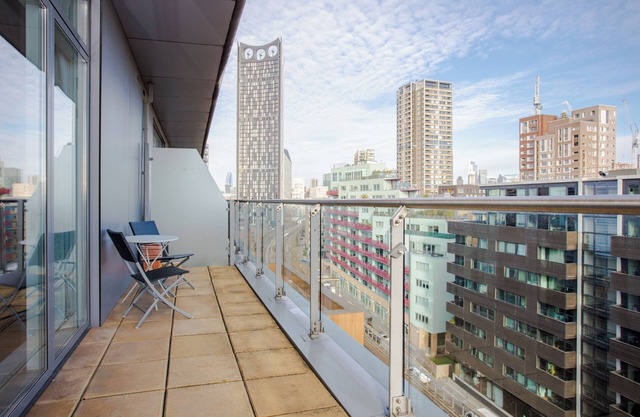 Chic + Stylish 2 BD Penthouse in Zone 1+ Balcony