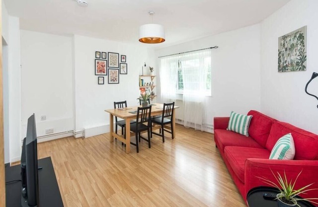 Stylish 2BD Flat with Balcony Near Stepney Green