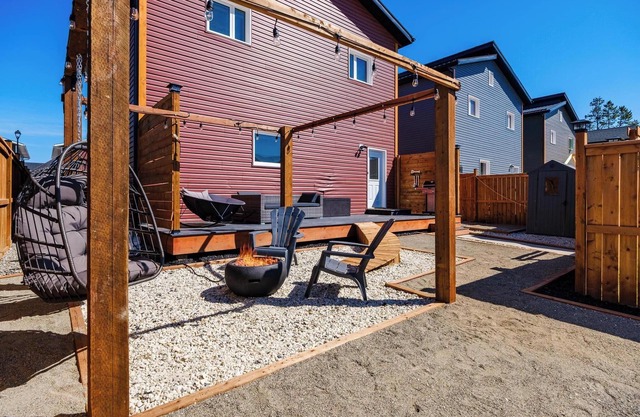 Stylish 2BR, 2.5BA house w/ movie room, patio, BBQ + fire pit. Lovely + quiet.