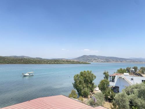 Stylish 2BR Apt Lagoon Views Beach
