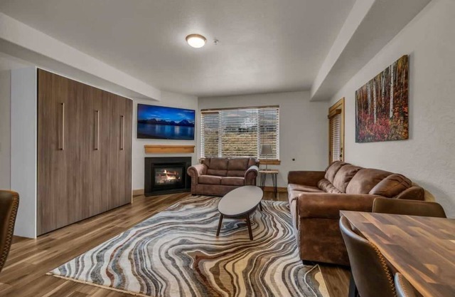Stylish 2BR Canyon Village Condo