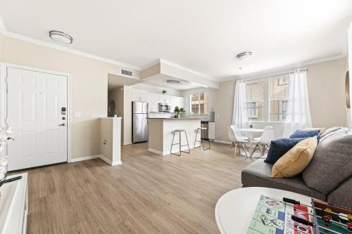 Stylish 2BR Condo with Amenities Near Six Flags