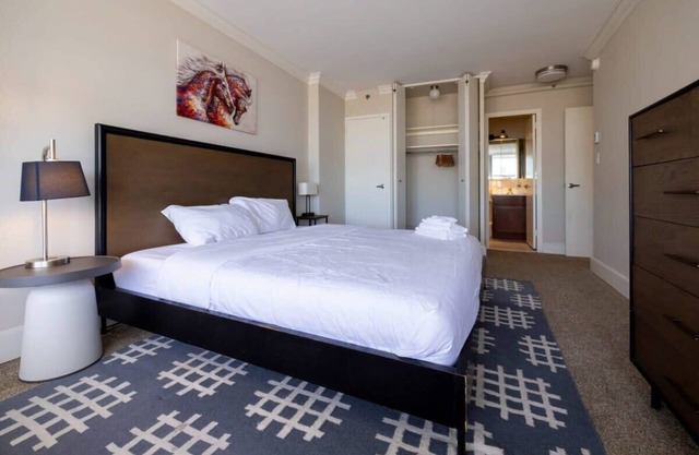 Stylish 2BR CozySuites w/ gym! 34
