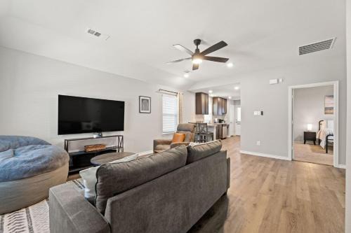 Stylish 2BR -Fenced Yard, Grill, TV- Pet Friendly