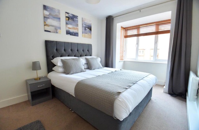 Stylish 2BR Flat - 2 Free Parking Spaces - Near LGW Airport
