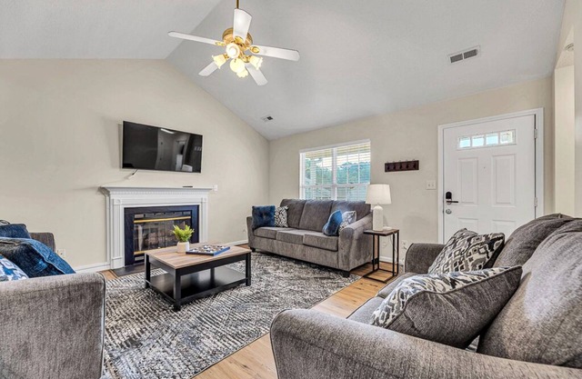 Cozy 1 Story Home - Near Hospitals and Mall - No Stairs - Long Term Allowed