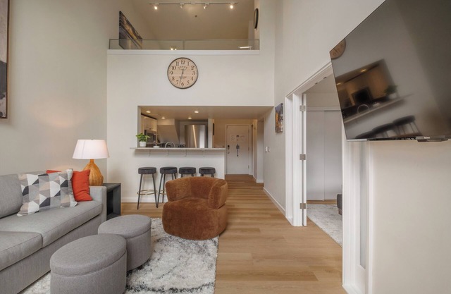 Stylish 2BR Penthouse with Parking & Pool!
