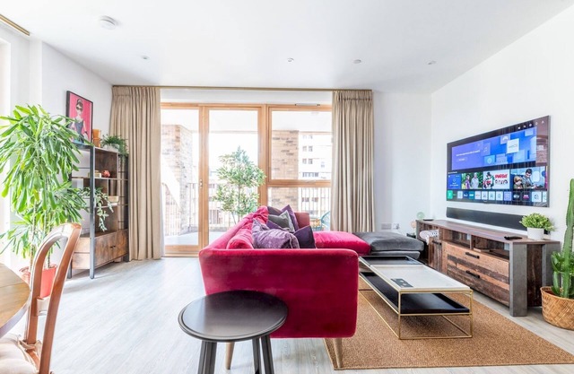Stylish 3 Bed 2 Bath Flat | Lake Views | Parking | Pass the Keys
