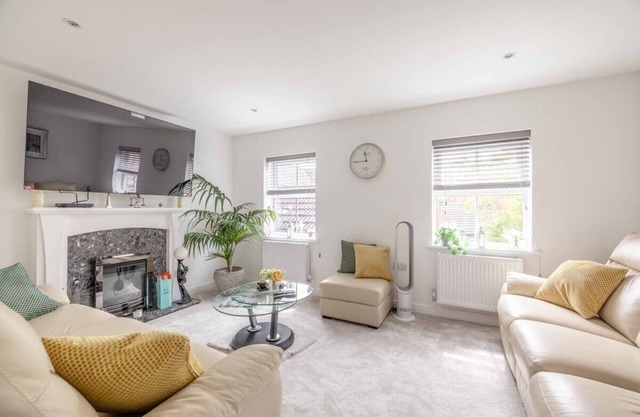 Stylish 3-Bed House in Langley | Driveway Parking!