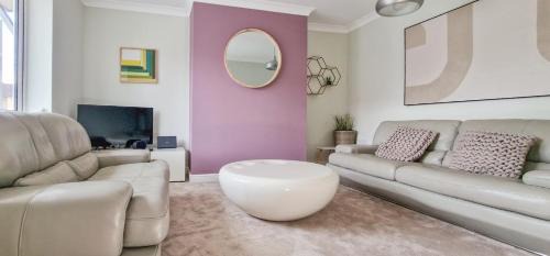 Stylish 3 Bed House Near Hospital, Racecourse, Free Parking