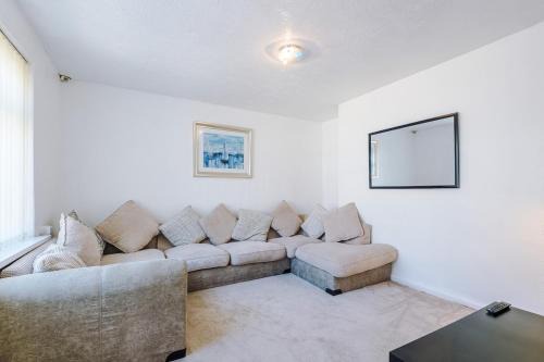 Stylish 3 bed house sleeps 5 free parking