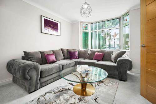 Stylish 3 Bedroom House - Parking - Garden - Pool & Tennis Table - Top Rated - 782S