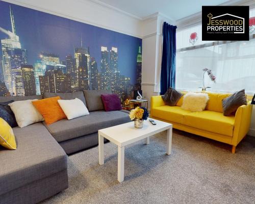 Stylish 3 Bedroom House by Jesswood Properties Short Lets near M1 Luton Airport For Contractors & Business