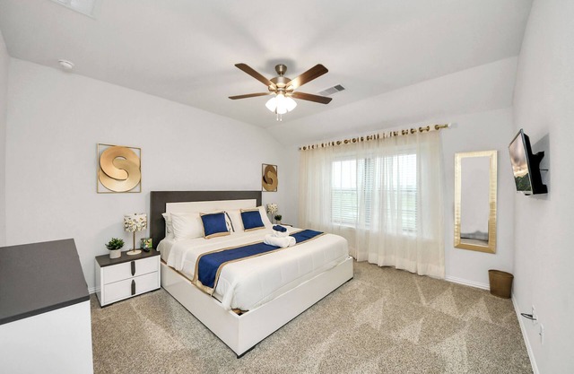 Stylish 3 Bedroom Oasis Near Katy Mills