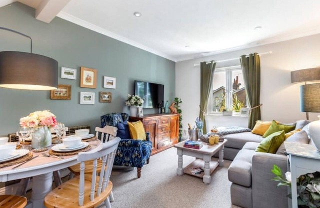 Stylish 3 bedroom property in central Windsor with parking