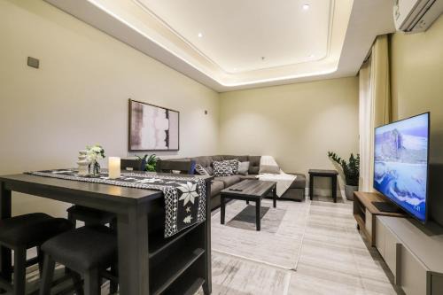 Stylish 3 Bedroom unit w Self Check In, Balcony and Luandary