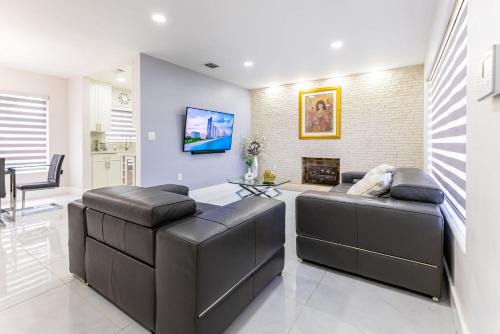 Stylish 3BR Home - BBQ & Near Top Attractions