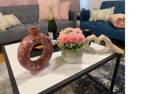 Stylish 3BR Retreat Family & Business Parking