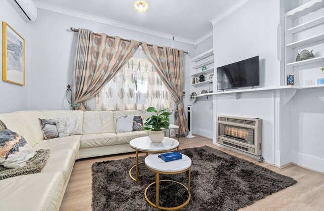 Stylish 3BR Retreat | Walk to Shops and 12min to CBD