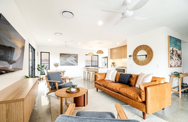 Stylish 4 bedroom house with pool