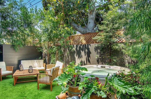 Stylish 4 Bedroom home with a hot tub