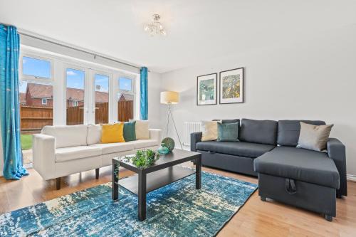 Stylish 4 Bedroom House in St Neots w Free Parking
