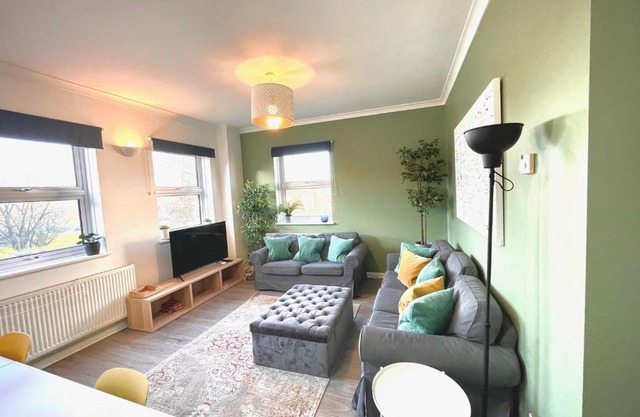 Stylish 4 bedroom Townhouse - Central Wokingham