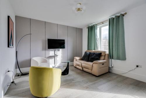 Stylish 4-BR House with 3 Ensuite & Free Parking