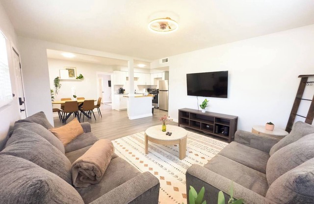 This house is a 4 bedroom(s), 2 bathrooms, located in Tampa, FL.