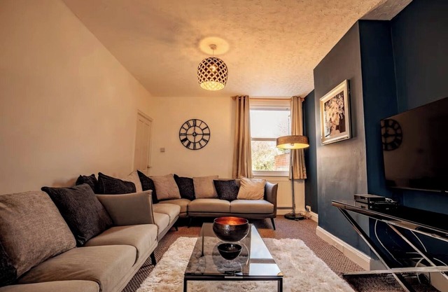 Stylish 4BD Modern Flat in Peaceful Tadworth