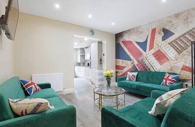 Stylish 5-Bed Home | 3 Baths | Near Bluewater & London