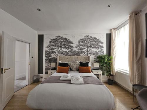 Stylish 5-bed Home With Free Parking Sleeps 12!