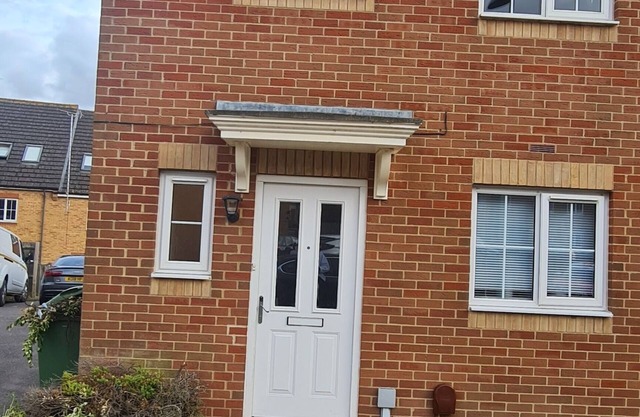 Stylish 5BR Retreat: w/King Bed,3Baths and WC,Free Parking -Sleeps 9 Comfortably