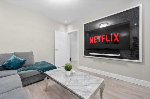 Stylish 5BR with free parking and WiFi