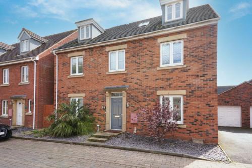 Stylish 6 Bedroom 3 Bathroom Detached House with Free Parking, Super-Fast Wifi, Pool Table, Smart TVs with Netflix by Yoko Property
