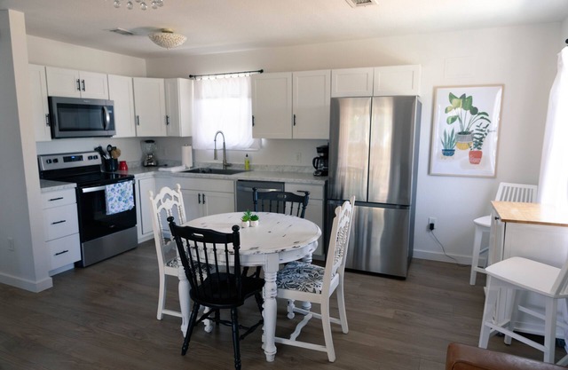 Stylish and Comfortable, renovated cottage close to downtown!