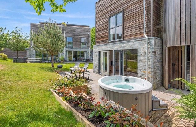 Élégant et contemporain propriété conviviale pour animaux de compagnie avec un poêle à bois, un jacuzzi terrasse et lar